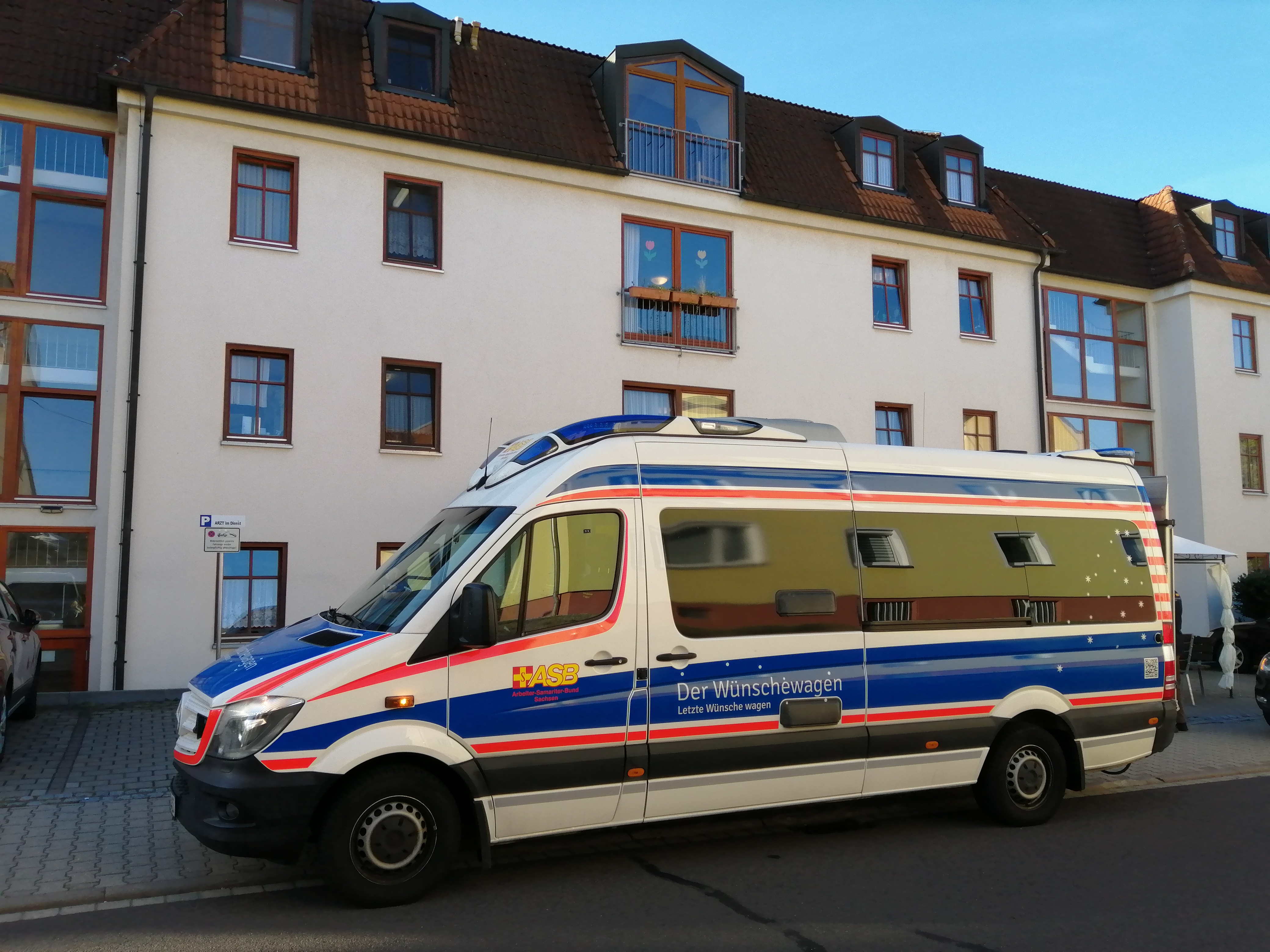Bewohner wird vom Wünschewagen ins Seniorenheim zurückgebracht.