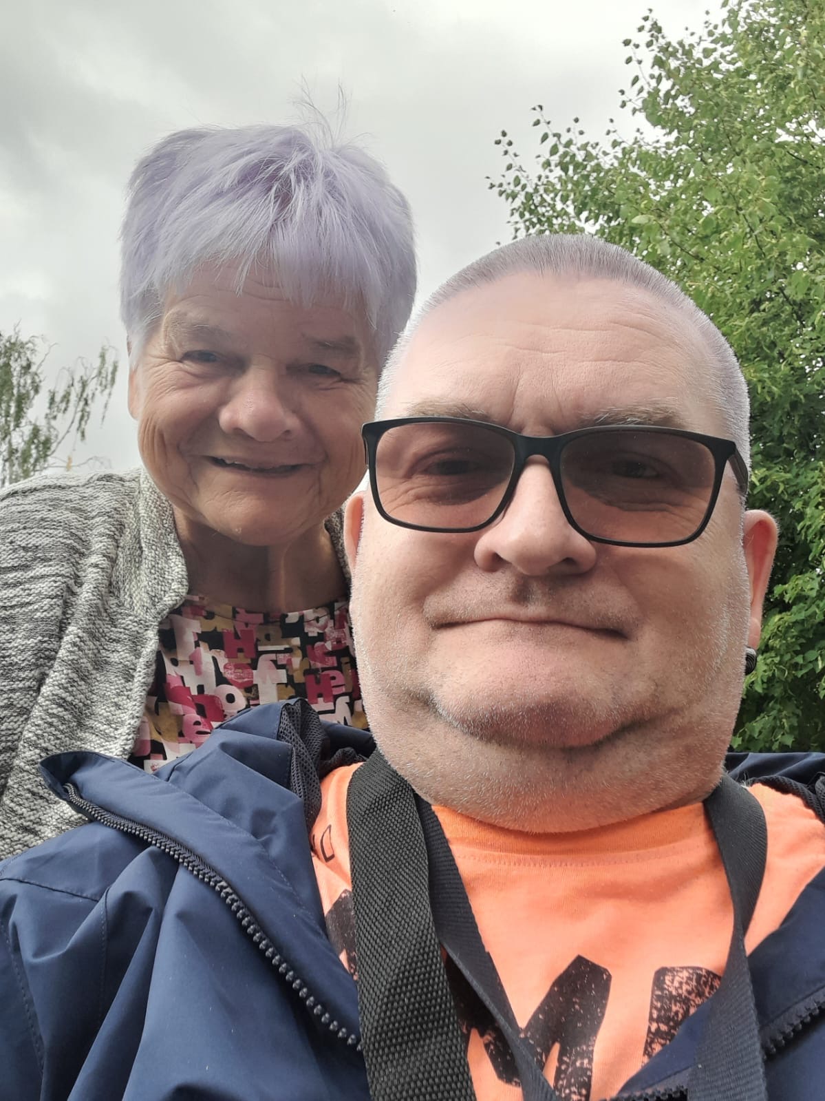 Bewohner mit seiner Mutter auf Erinnerungsfoto.